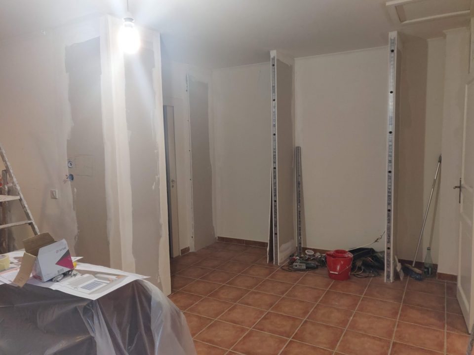 chantier creation structure placo dressing Chantier de rénovation : construction de l'ossature métallique et placo pour le futur dressing sur mesure