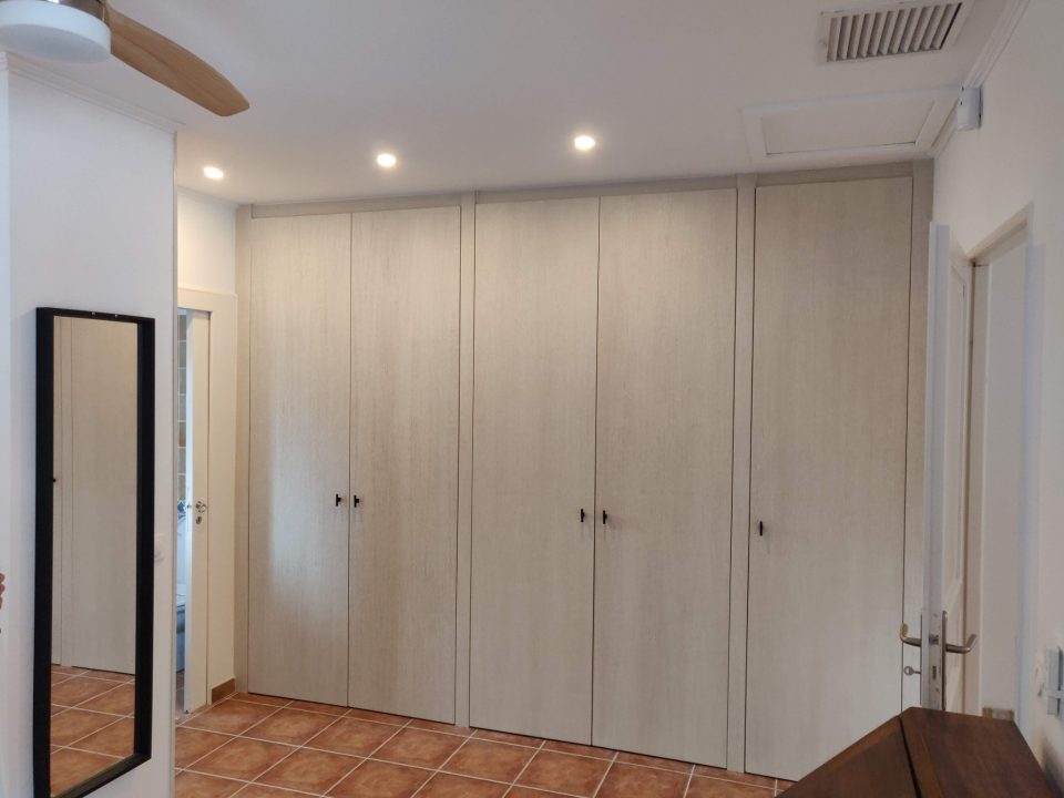 resultat final dressing 4m facades bois spots Résultat final : dressing hybride 4 mètres avec façades bois blanc et spots intégrés