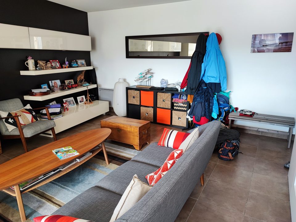 Salon vide avant travaux rénovation cuisine ouverte