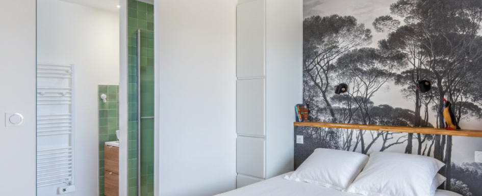 chambre tete de lit papier peint foret noir blanc sans meta 2