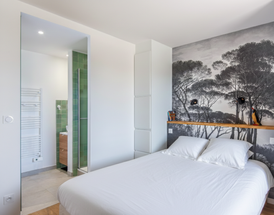 Chambre terminée avec tête de lit niches et papier peint panoramique forêt