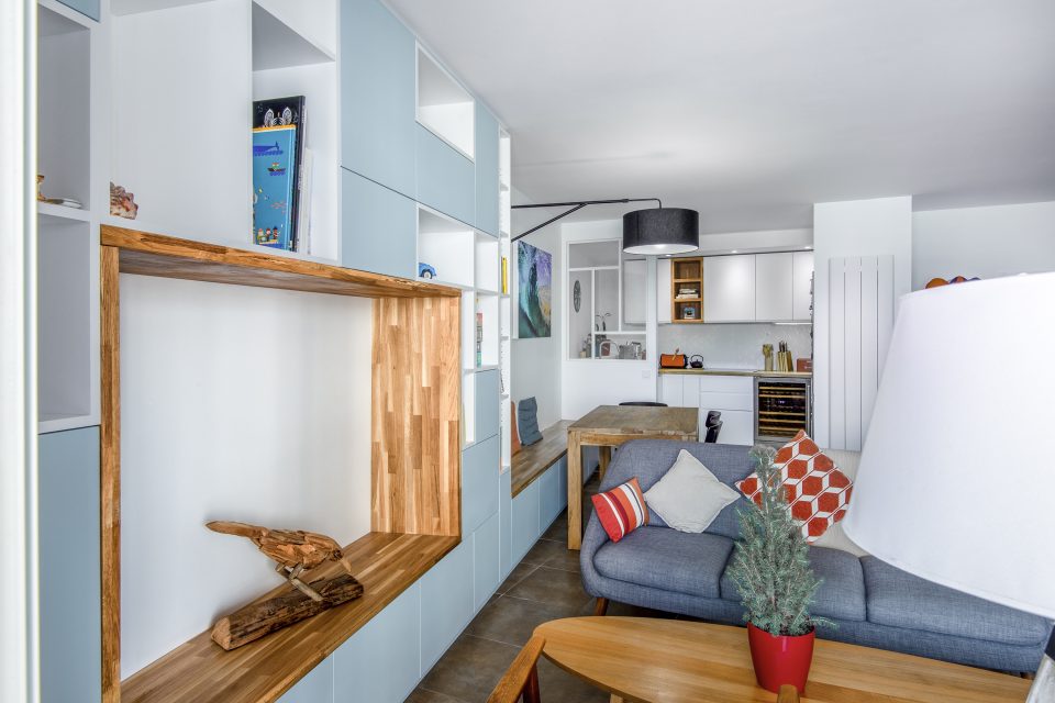 Cuisine bleue sur mesure avec verrière et tablette bois