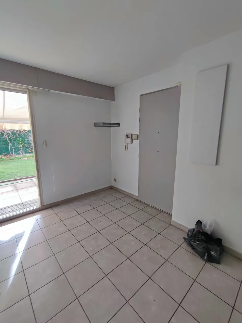 dressing entrée avec façades blush sur mesure Plum Living, soffit faux plafond spot et transition carrelage chevron salon