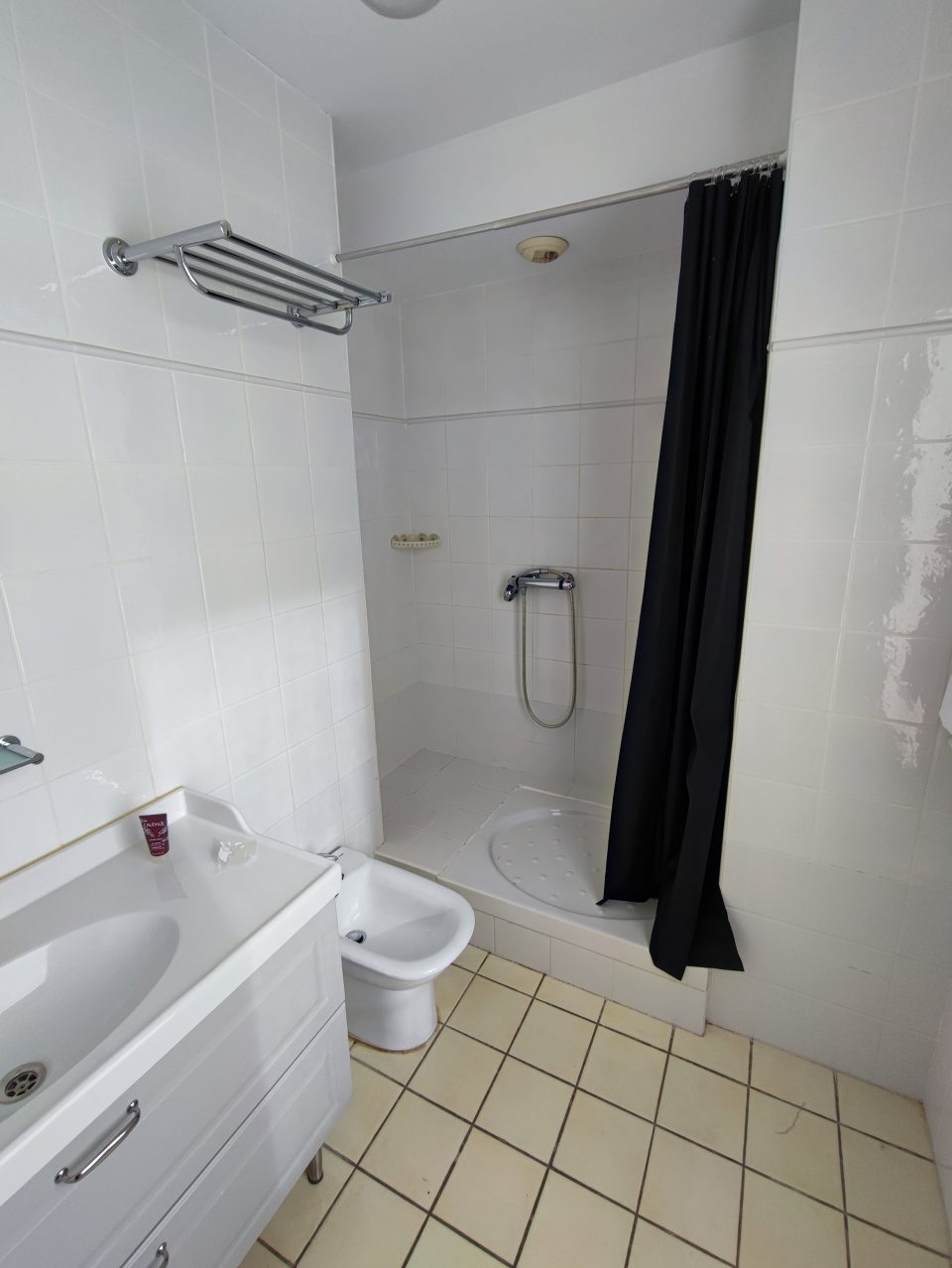 salle de bain petite surface avant rénovation bac surélevé bidet vasque