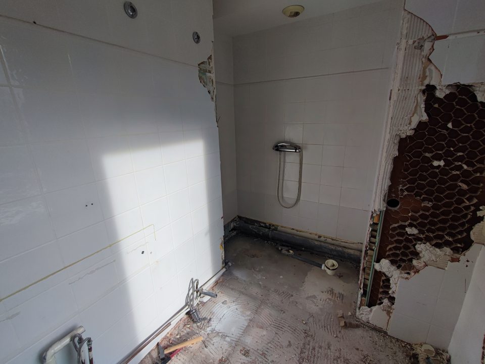 démolition salle de bain petite surface dépose carrelage réseaux
