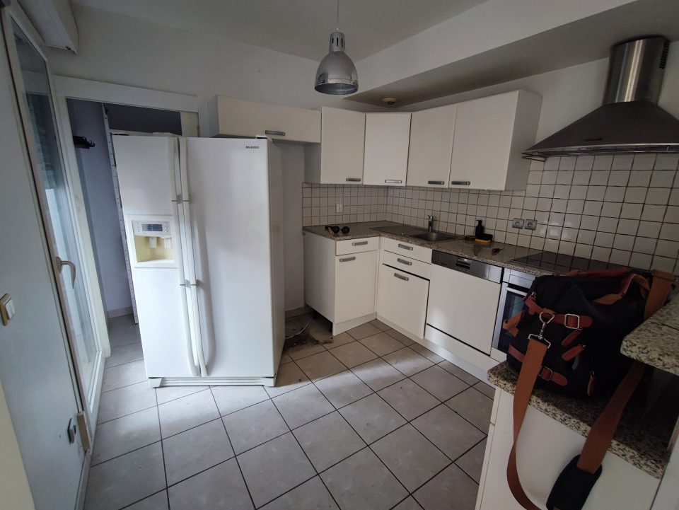 Cuisine avant déplacement, état initial avant rénovation et création de pièce supplémentaire