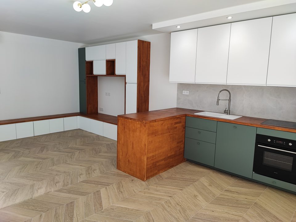 Cuisine après déplacement finalisée, nouvelle implantation avec faux plafond spots et caissons faible profondeur