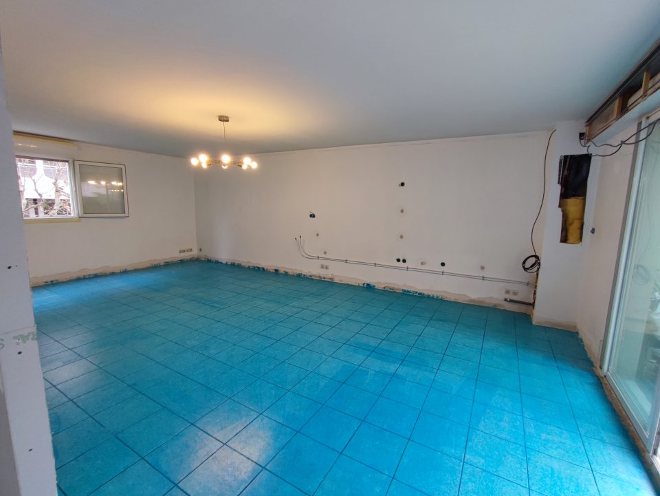 Préparation sol avec primaire d'accroche et ragréage fibré, chantier cuisine déplacée en cours