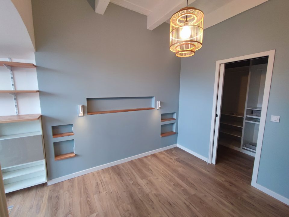 Suite parentale 30m² finalisée à la réception, espace nuit dressing et salle d'eau opérationnels