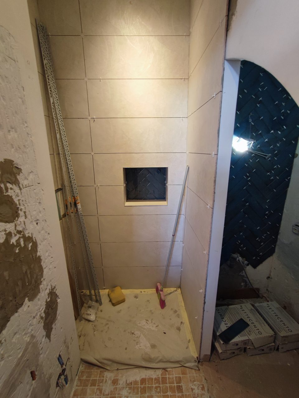 Chantier salle de bain suite parentale, phase carrelage et revêtements muraux en cours
