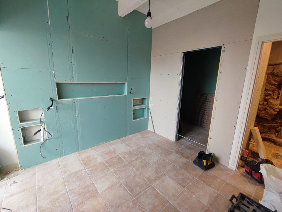 Cloisonnement dressing et doublage plaque de plâtre hydrofuge, suite parentale en cours de chantier