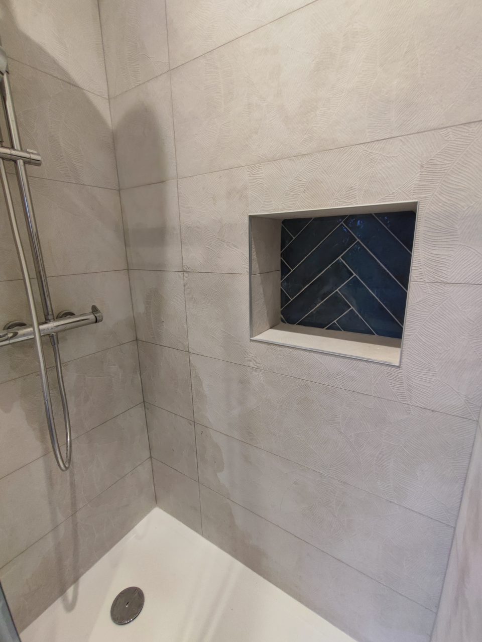 Niche carrelage salle d'eau finalisée, suite parentale douche italienne vasque en cours de réception