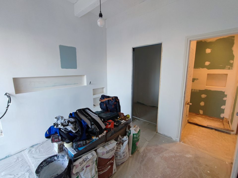 Phase placo et première peinture sous-couche, suite parentale dressing et salle d'eau