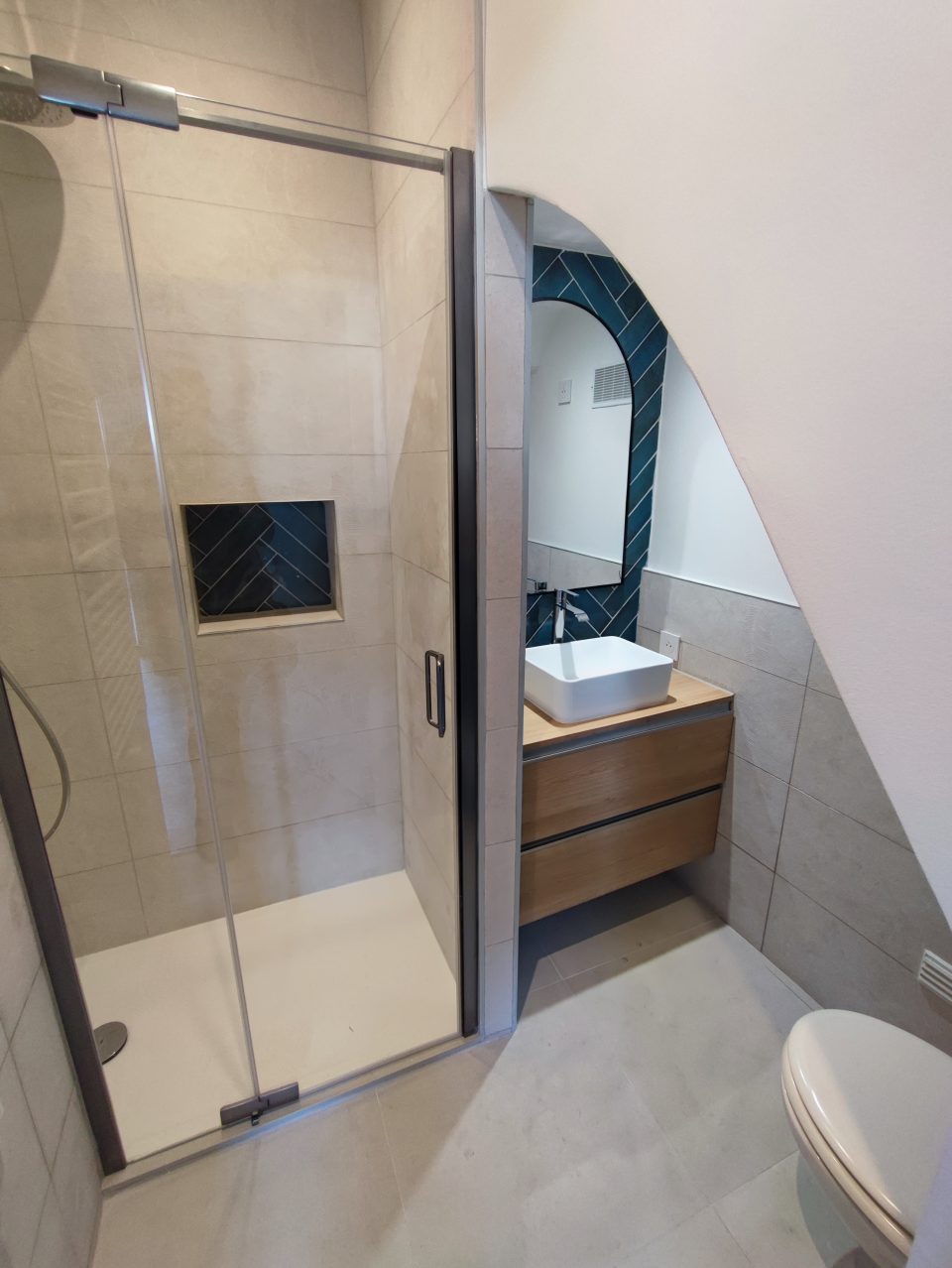 Salle d'eau suite parentale finalisée, douche italienne niche et vasque, carrelage posé
