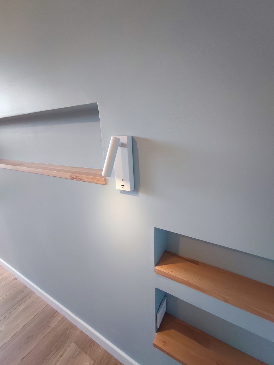 Tablettes bois vernis dans les niches de tête de lit, suite parentale finition chantier semaine 7