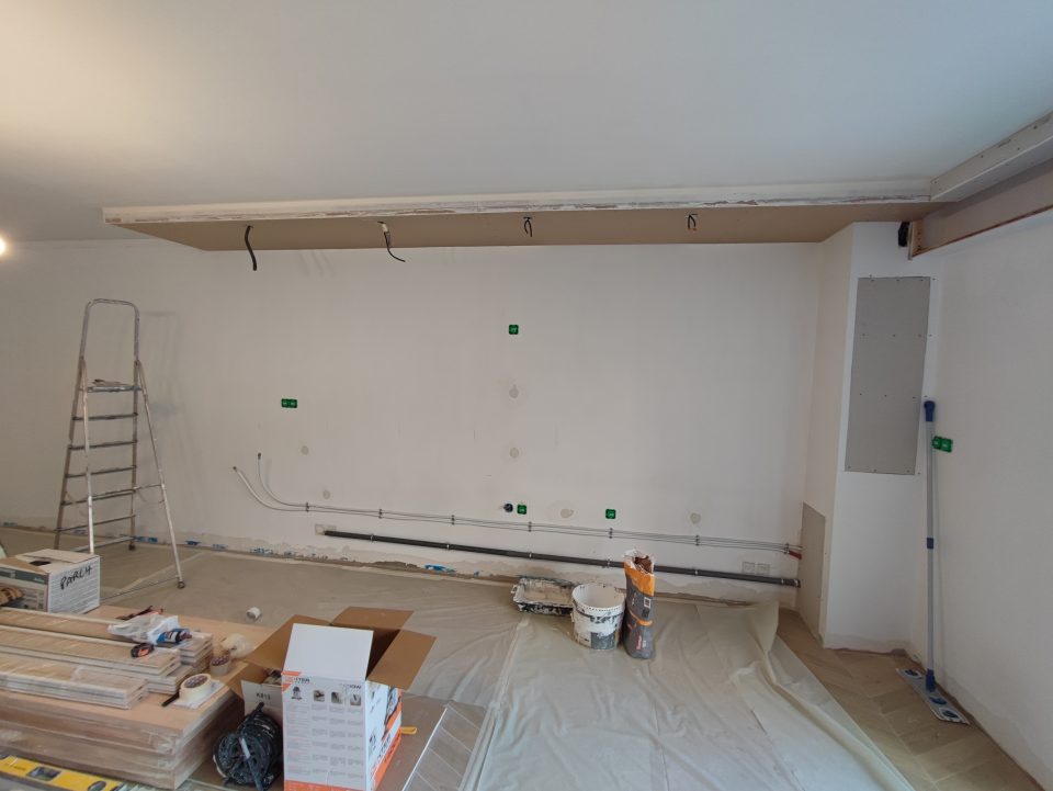 Travaux électricité et eau en cours, réseaux plomberie et alimentation cuisine déplacée