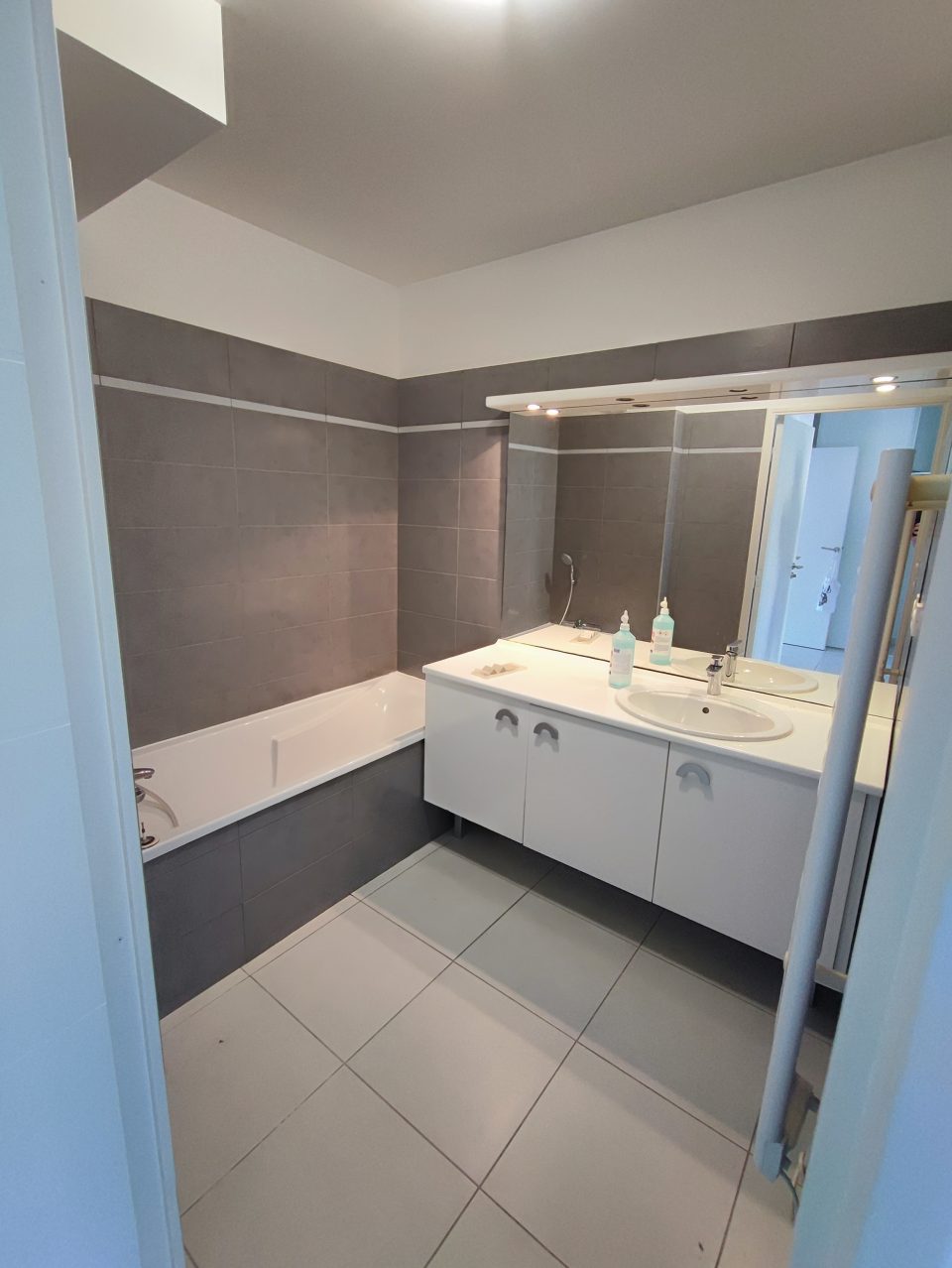 Salle de bain avant travaux : baignoire existante dans un appartement des années 2000 avant rénovation