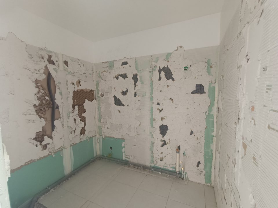 Dépose salle de bain : état des cloisons alvéolaires découvertes après retrait du carrelage