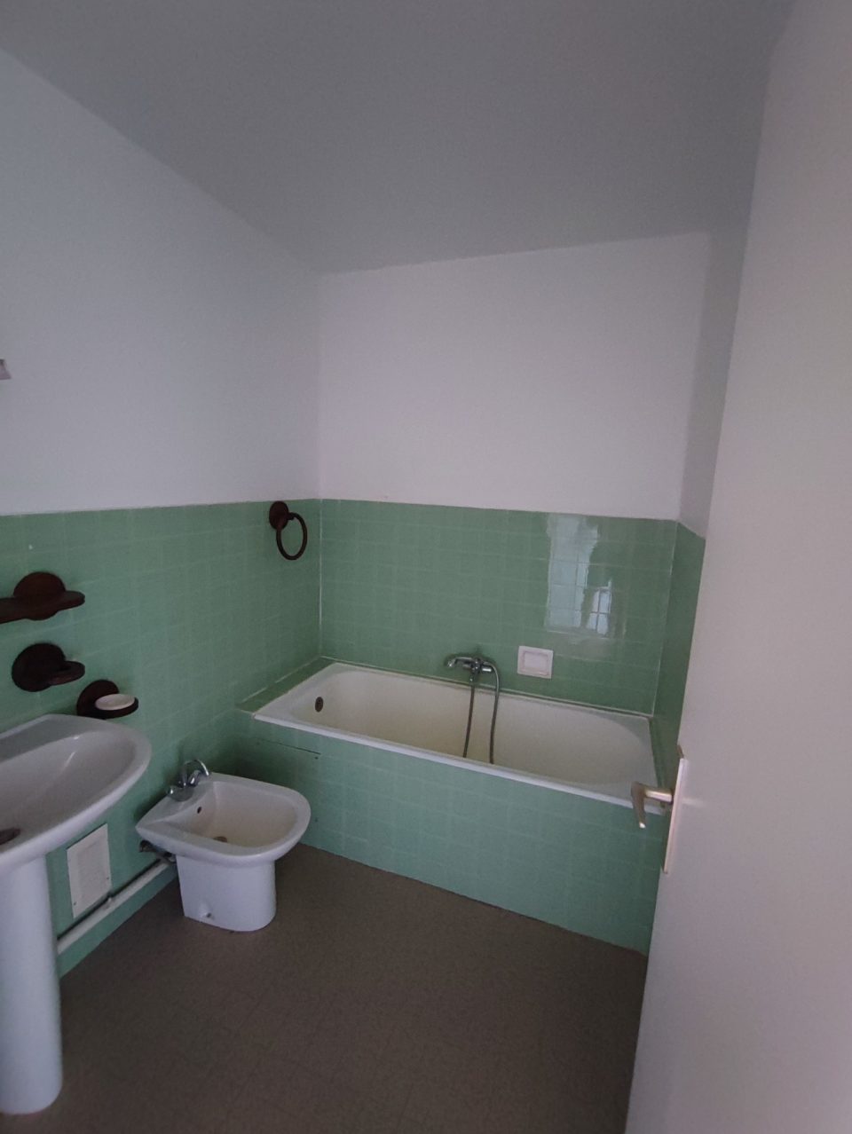 ancienne salle de bain baignoire carrelage vert