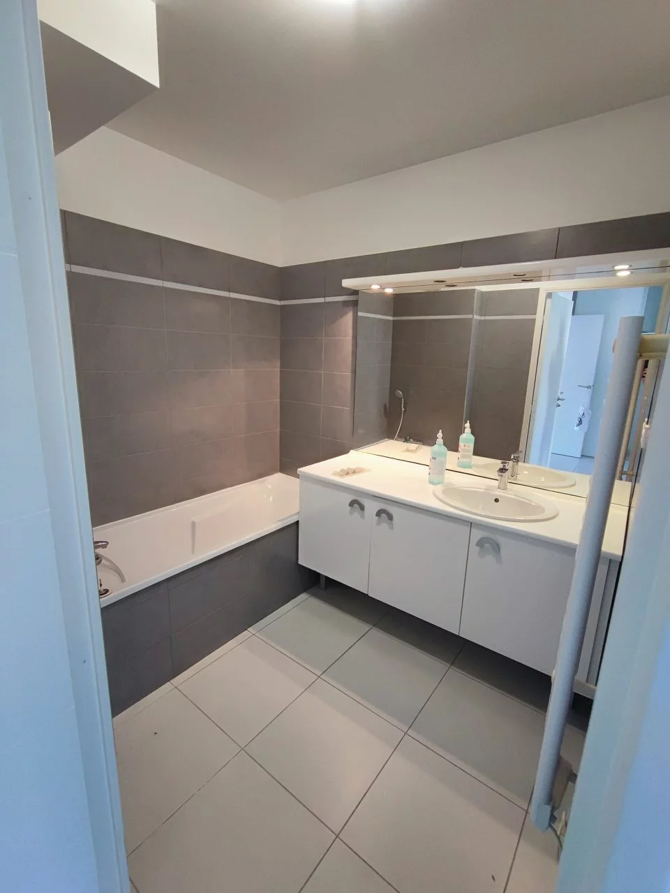 bano antes reforma banera doble lavabo es