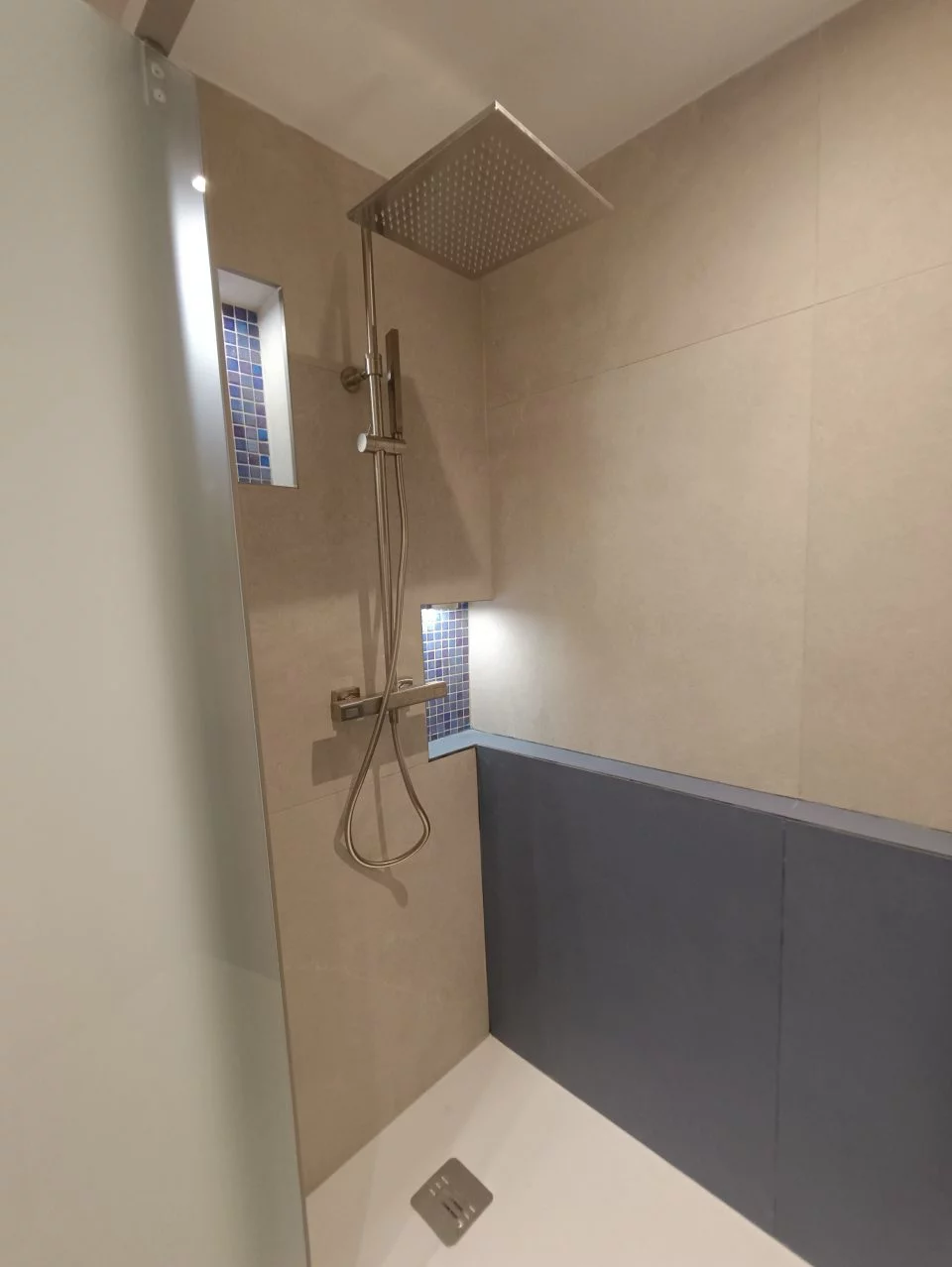 ducha obra reformada doble nicho mosaico azul es