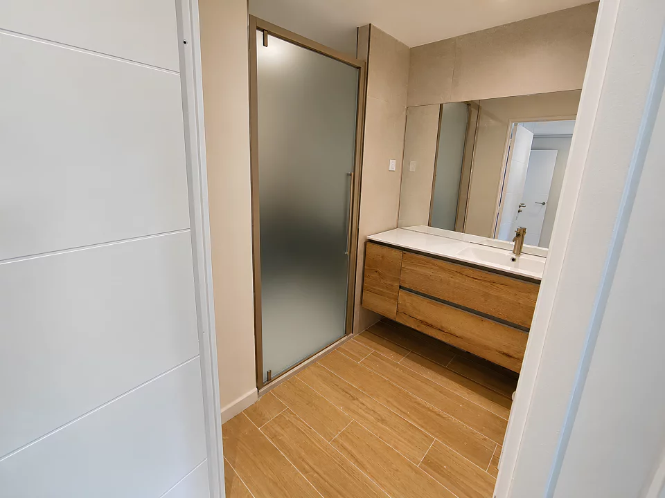 reforma bano despues lavabo ducha suelo efecto madera es