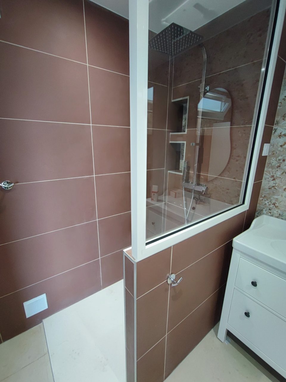 salle de bain renovee douche verriere vasque blanche