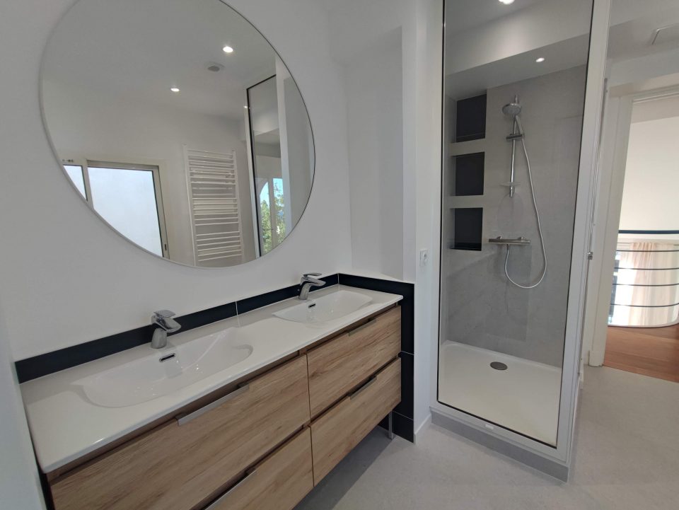 Double vasque 140 cm après rénovation salle de bain avec carrelage bleu profond et miroir pleine hauteur