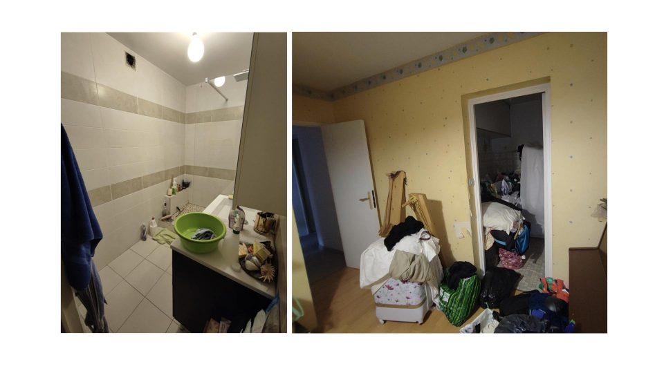 Salle d'eau existante avant travaux donnant sur le couloir avec porte coulissante en applique