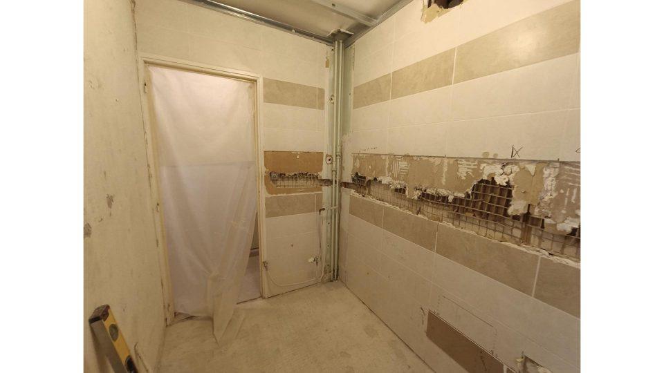 Phase de dépose et démolition de la salle d'eau existante avant rénovation