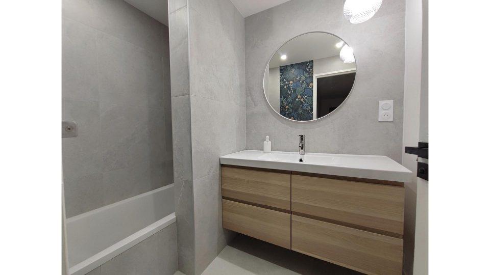 Avant/après de la salle de bains de 3,5 m² rénovée avec baignoire, carrelage bleu foncé à motif floral et meuble en bois clair